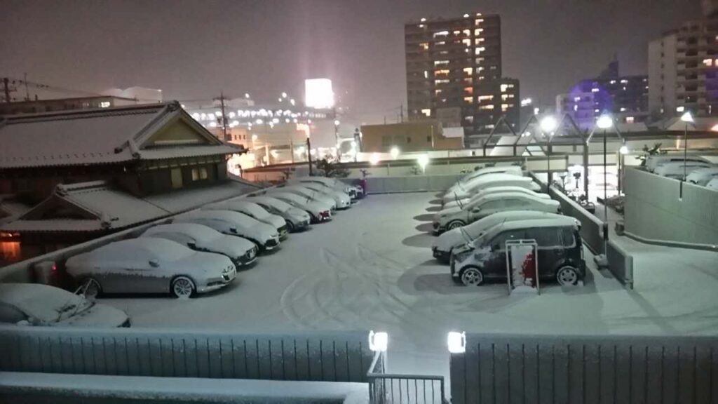 北京の雪の日、北京は、青森と同じ緯度なので、雪は降る。ふしぎなのは、スタッドレスタイヤが普及していない。